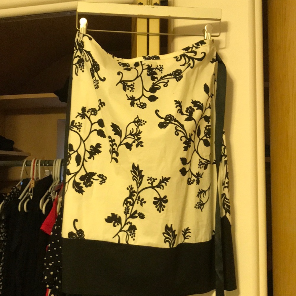 Women’s size Large black/white scroll skirt